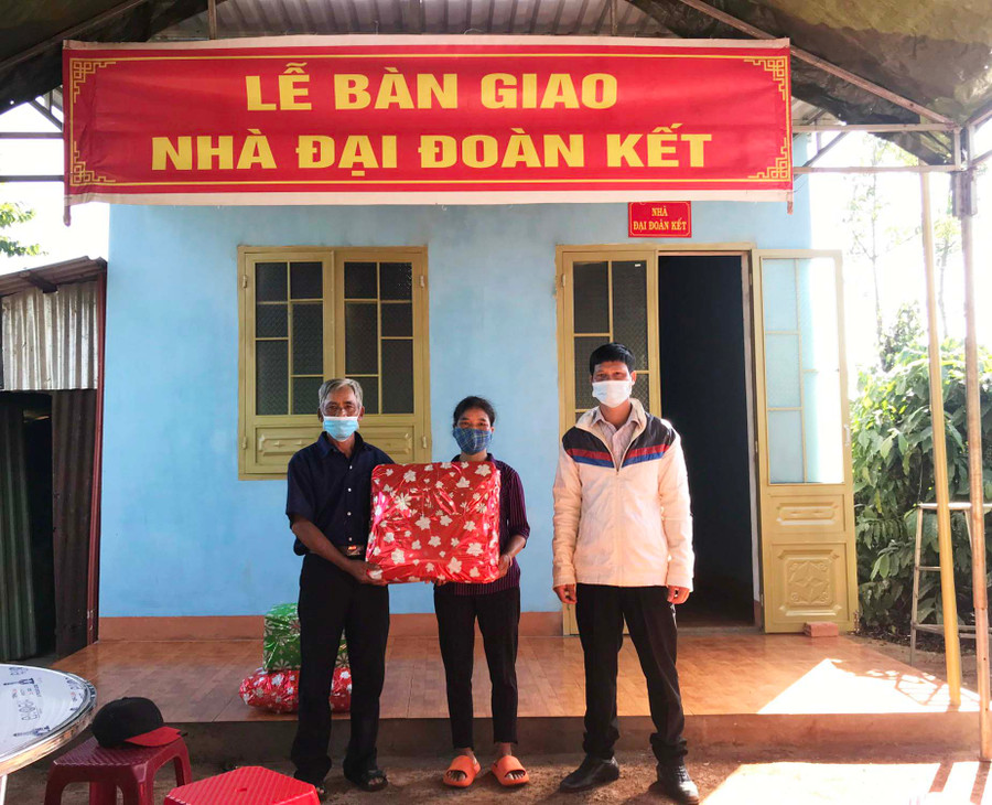 Xã Ia Pết bàn giao nhà ở cho hộ bà H’Loan ở làng Alroh. Ảnh: Thanh Nhật
