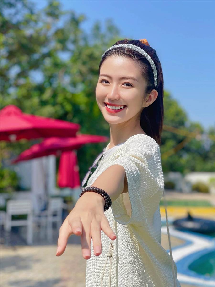 Tuy nhiên qua những tập đã phát sóng, khán giả cho rằng vai diễn Vân Vân dường như “đo ni đóng giày” cho Ngọc Huyền khi cô thể hiện khá tròn vai. Nhan sắc trẻ trung, ngọt ngào của Ngọc Huyền cũng được cho là phù hợp với vai diễn. Chính nữ diễn viên cũng từng chia sẻ rằng bản thân giống nhân vật ở điểm có năng khiếu mỹ thuật và tính cách nghịch ngợm. Ảnh: NVCC