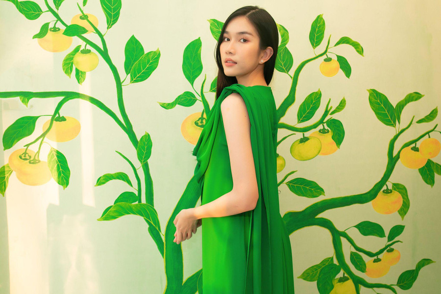 Phương Anh nữ tính trong thiết kế váy xanh, khoe làn da trắng. Ảnh: BTC