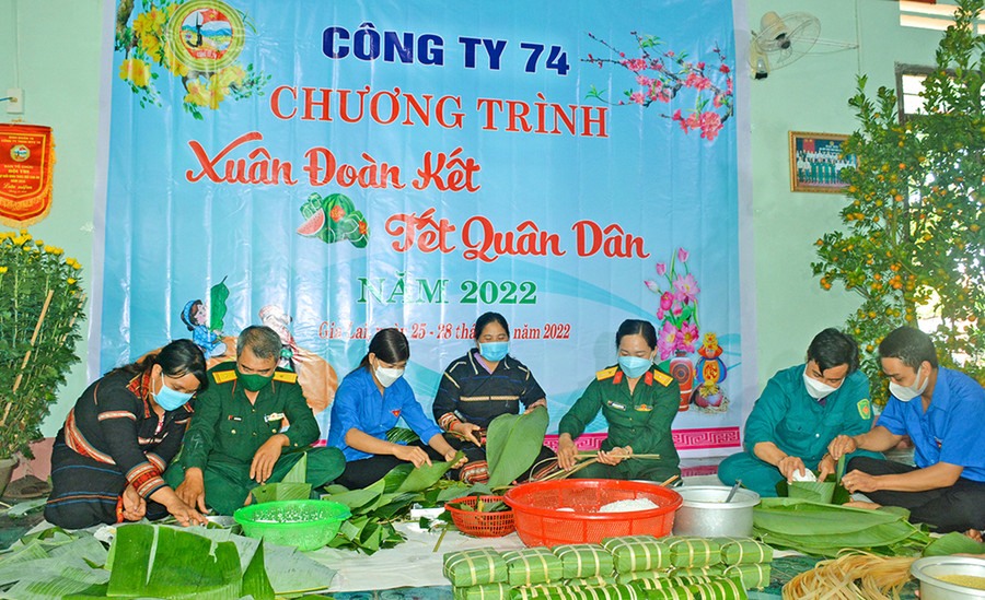 Cán bộ, người lao động Công ty 74 gói bánh chưng tổ chức Chương trình “Xuân đoàn kết - Tết quân dân”. Ảnh: Sơn Tùng