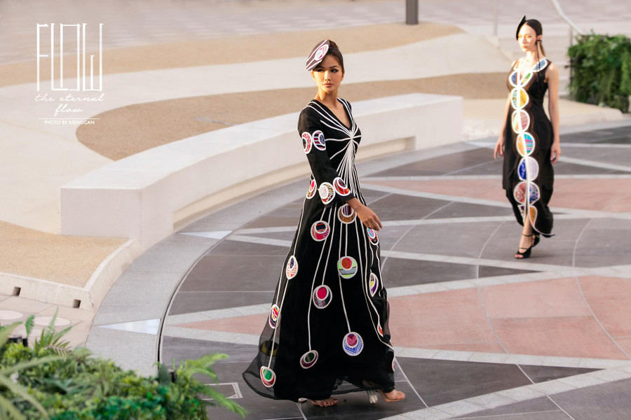  Về phần mình, H'Hen Niê luôn tự hào và hạnh phúc khi được khoác lên người những bộ cánh có chất liệu truyền thống.