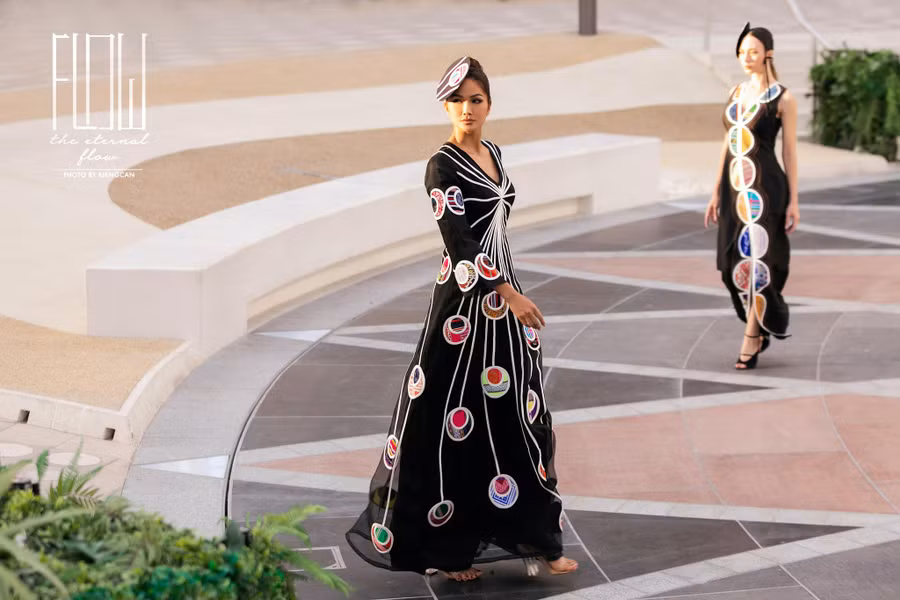 Về phần mình, H'Hen Niê luôn tự hào và hạnh phúc khi được khoác lên người những bộ cánh có chất liệu truyền thống. Về phần mình, H'Hen Niê luôn tự hào và hạnh phúc khi được khoác lên người những bộ cánh có chất liệu truyền thống.