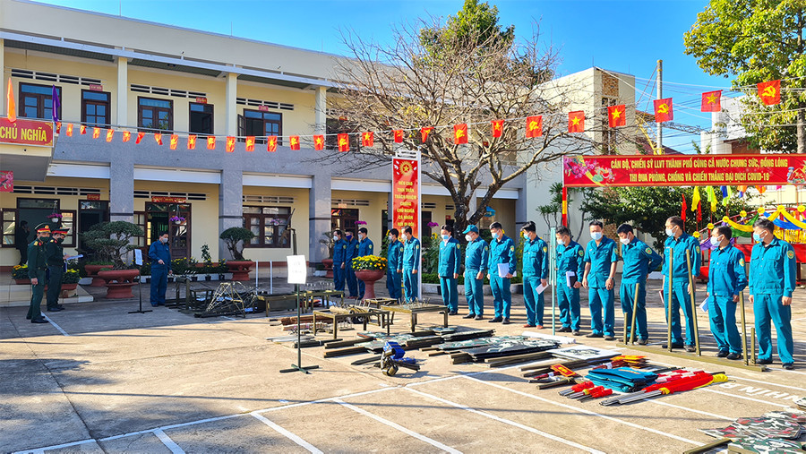 Ban giám khảo chấm điểm các mô hình học cụ tham gia hội thi. Ảnh: Bá Bính Ban giám khảo chấm điểm các mô hình học cụ tham gia hội thi. Ảnh: Bá Bính