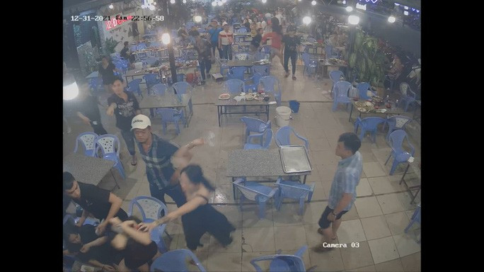 Hình ảnh camera ghi lại 4 cô gái bị nhóm nam, nữ tấn công kinh hoàng ở TP Thủ Đức Hình ảnh camera ghi lại 4 cô gái bị nhóm nam, nữ tấn công kinh hoàng ở TP Thủ Đức