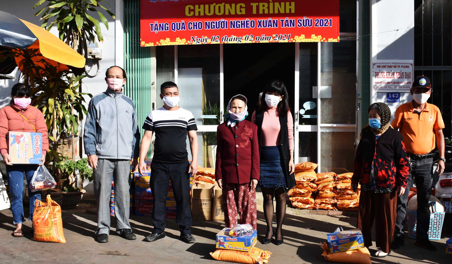 Hội Chữ thập đỏ TP. Pleiku phối hợp với Ban Quản lý dự án Đầu tư Xây dựng thành phố trao quà Tết cho người nghèo trên địa bàn TP. Pleiku. Ảnh: Hà Phương