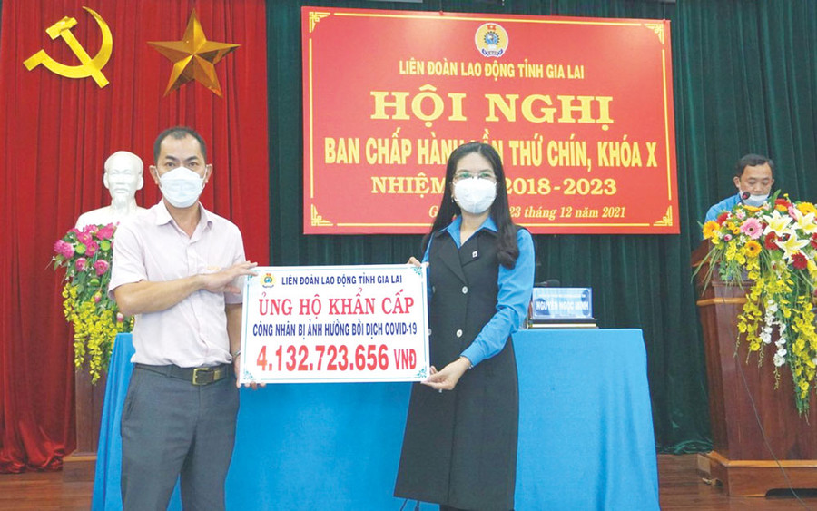 Liên đoàn Lao động tỉnh trao biểu trưng Ủng hộ khẩn cấp cho Quỹ Xã hội từ thiện Tấm Lòng Vàng. Ảnh: Đinh Yến Liên đoàn Lao động tỉnh trao biểu trưng Ủng hộ khẩn cấp cho Quỹ Xã hội từ thiện Tấm Lòng Vàng. Ảnh: Đinh Yến