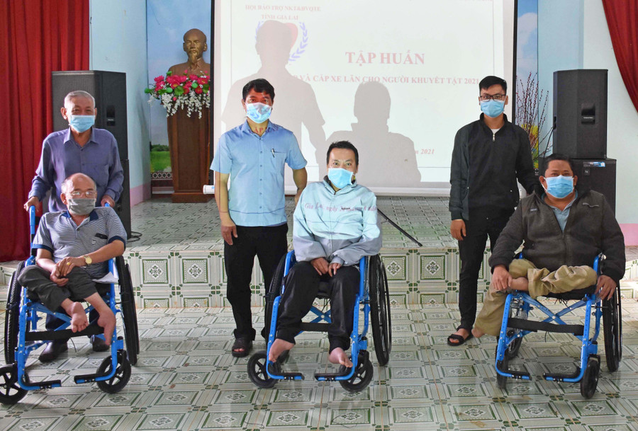 Hội Bảo trợ người khuyết tật và Bảo vệ quyền trẻ em tỉnh tặng xe lăn cho người khuyết tật. Ảnh: Hà Phương