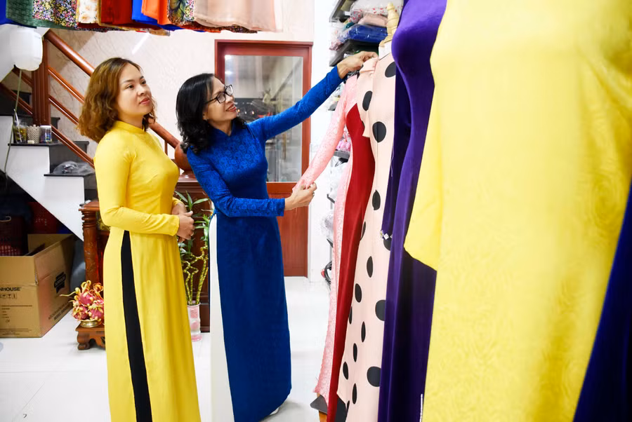 Bà Nguyễn Thị Kim Tuyến (bìa trái, phường Phù Đổng, TP. Pleiku) nuôi tình yêu với áo dài suốt hàng chục năm qua. Ảnh: Phương Duyên