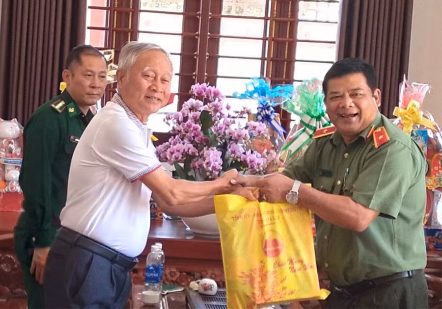 Thiếu tướng Rah Lan Lâm, Giám đốc Công an tỉnh thăm gia đình Đại tá Vũ Văn Lâu. Ảnh: Lê Anh