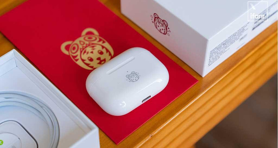 Biểu tượng “hổ đỏ” được in lên vỏ hộp giấy và hộp sạc của sản phẩm. Ảnh: @IFANR - WEIBO