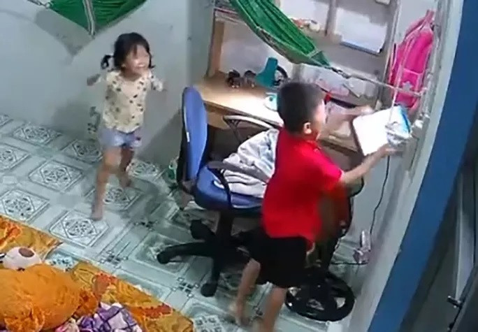 2 cháu nhỏ rúm ró đưa máy tính bảng cho kẻ cướp táo tợn 2 cháu nhỏ rúm ró đưa máy tính bảng cho kẻ cướp táo tợn
