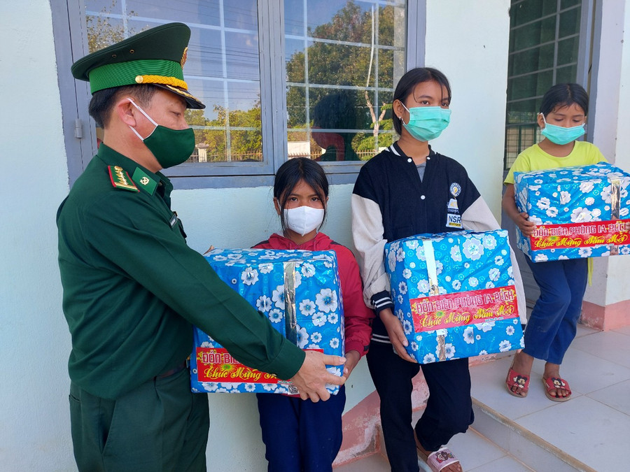 Đại tá Nguyễn Văn Nghị-Phó Chính ủy Bộ Chỉ huy Bộ đội Biên phòng tỉnh tặng quà Tết cho các em học sinh nghèo. Ảnh: Thiên Thanh