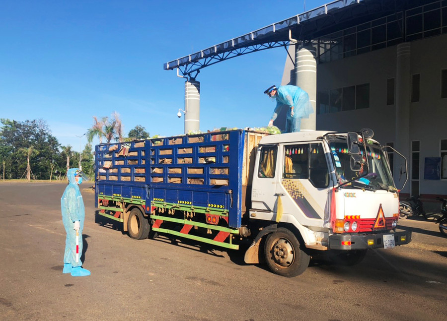 Cán bộ Hải quan kiểm tra hàng hóa xuất-nhập khẩu qua Cửa khẩu Quốc tế Lệ Thanh (huyện Đức Cơ). Ảnh: Tuệ Nghi