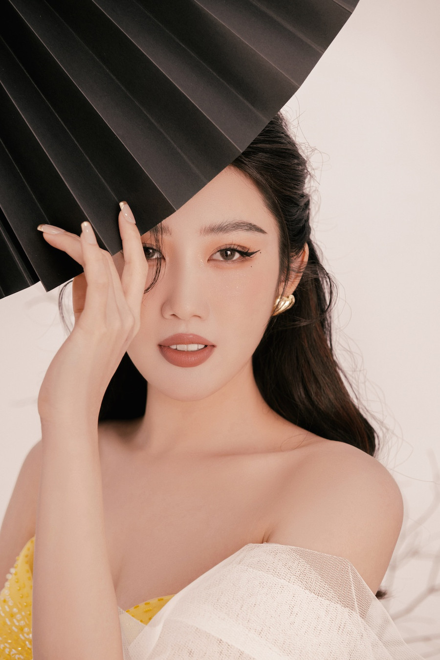 Thúy Ngân vừa tung ra bộ ảnh trước thềm năm mới, gây ấn tượng bởi vẻ ngoài xinh đẹp cùng vóc dáng nóng bỏng. Nữ diễn viên chọn những bộ váy theo từng tone màu, sắc độ khác nhau, giúp tôn lên chiều cao 1,7m, số đo ba vòng 90-60-95. Ảnh: NVCC