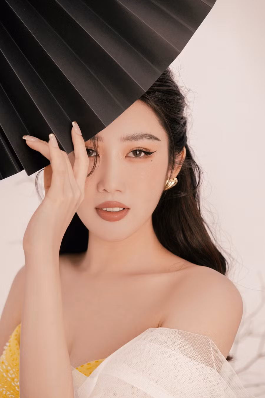 Thúy Ngân vừa tung ra bộ ảnh trước thềm năm mới, gây ấn tượng bởi vẻ ngoài xinh đẹp cùng vóc dáng nóng bỏng. Nữ diễn viên chọn những bộ váy theo từng tone màu, sắc độ khác nhau, giúp tôn lên chiều cao 1,7m, số đo ba vòng 90-60-95. Ảnh: NVCC