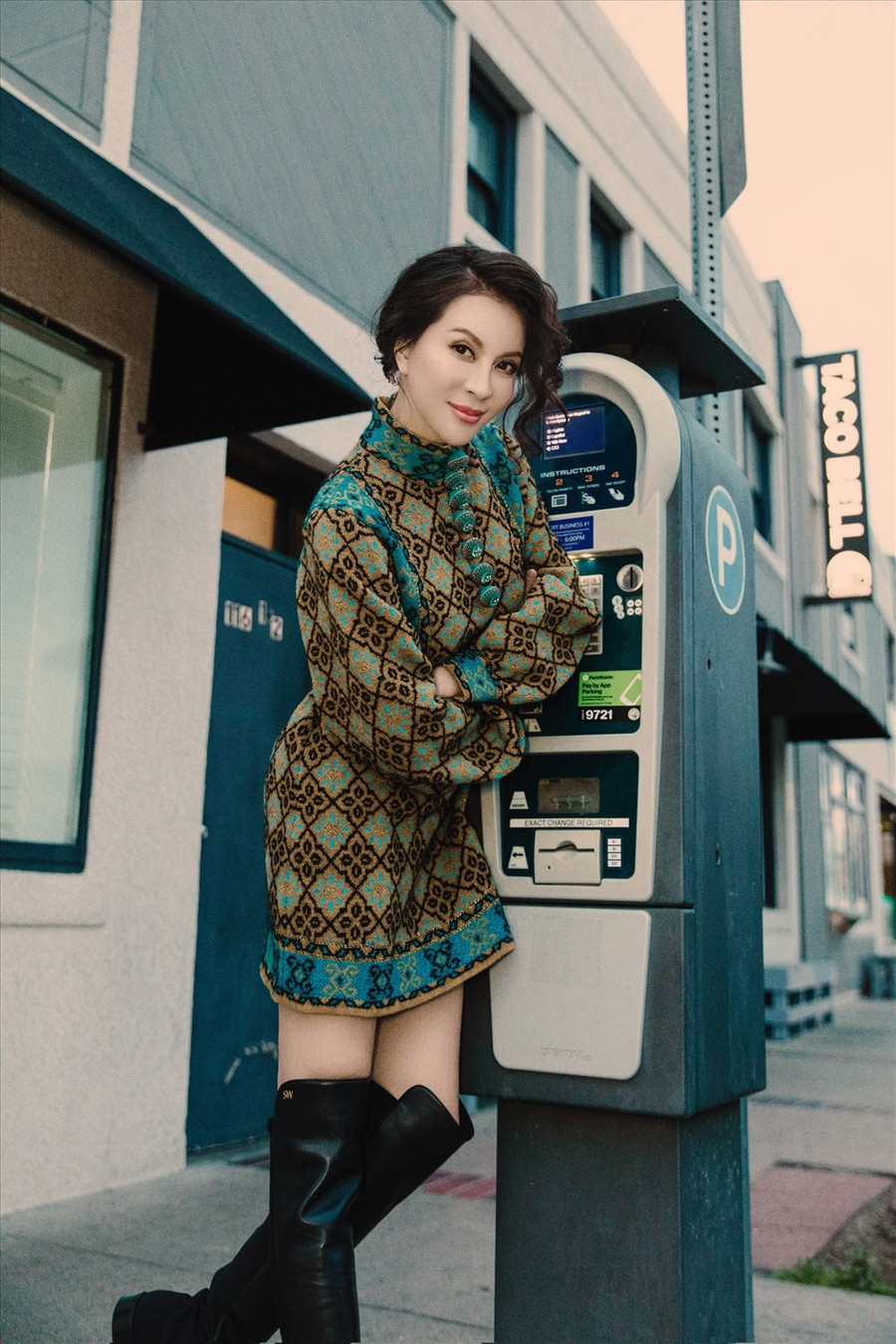 Ngoài ra, cô còn sử dụng các liệu pháp làm đẹp tiên tiến để ngăn da bị lão hóa sớm hoặc sử dụng công nghệ se khít lỗ chân lông. Người đẹp cho biết, mình ủng hộ việc phụ nữ học hỏi, tận dụng công nghệ làm đẹp trong chừng mực để giúp cuộc sống nhẹ nhàng hơn.