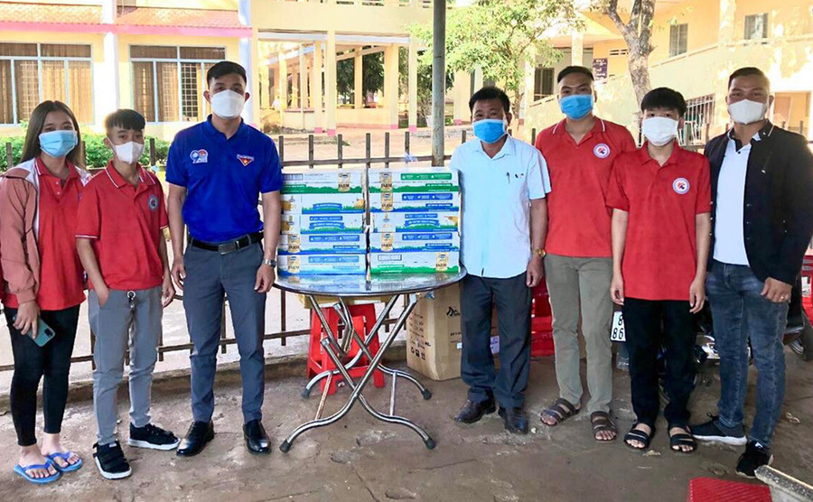 Câu lạc bộ Ước mơ xanh tặng sữa cho đại diện Trung tâm Y tế huyện Ia Grai để phát cho các em thiếu nhi đang điều trị Covid-19. Ảnh: Phan Lài
