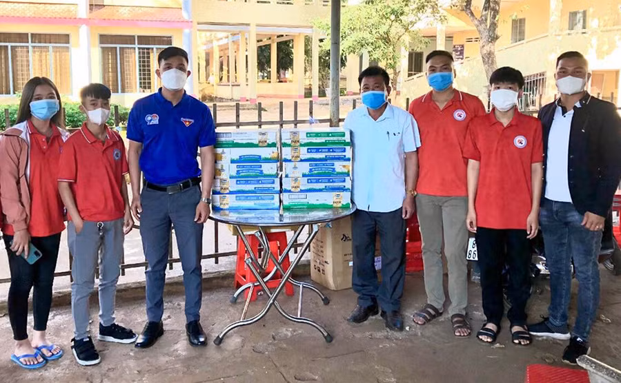 Câu lạc bộ Ước mơ xanh tặng sữa cho đại diện Trung tâm Y tế huyện Ia Grai để phát cho các em thiếu nhi đang điều trị Covid-19. Ảnh: Phan Lài