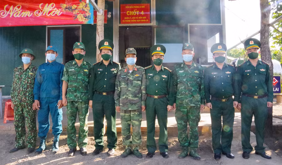 Đại tá Trần Tiến Hải (thứ 4 từ phải qua) động viên cán bộ, chiến sĩ chốt số 4, Đồn Biên phòng Ia Nan. Ảnh: Anh Huy