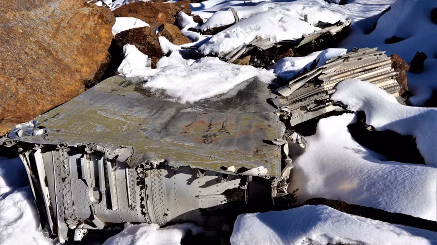  Một mảnh vỡ của chiếc máy bay được tìm thấy. Ảnh: AFP