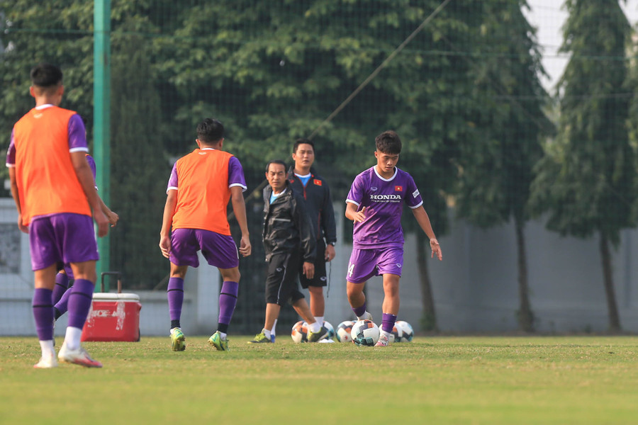 U.23 Việt Nam tập luyện dưới sự giám sát chặt chẽ của HLV Đinh Thế Nam. Ảnh: VFF