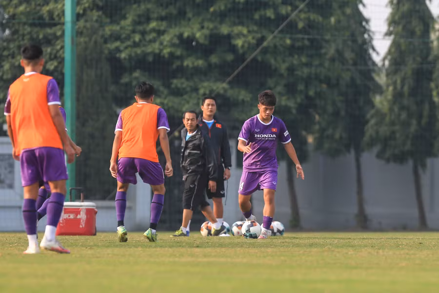 U.23 Việt Nam tập luyện dưới sự giám sát chặt chẽ của HLV Đinh Thế Nam. Ảnh: VFF
