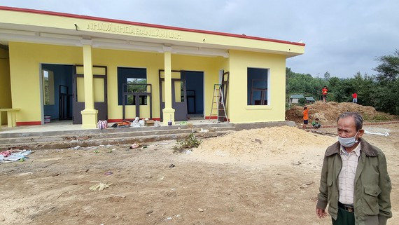 Già Hơn bên khu đất hiến tặng làm Nhà văn hóa bản Lâm Ninh Già Hơn bên khu đất hiến tặng làm Nhà văn hóa bản Lâm Ninh