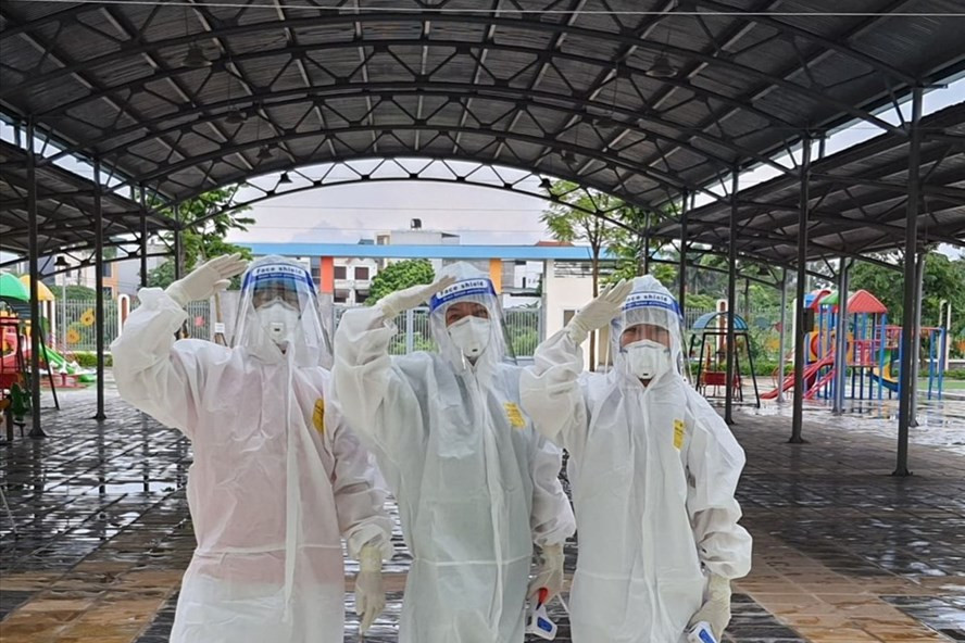 Bác sĩ Nguyễn Duy Cương (ngoài cùng bên trái, làm việc tại Bệnh viện Đa khoa huyện Hoài Đức, Hà Nội). Ảnh: NVCC