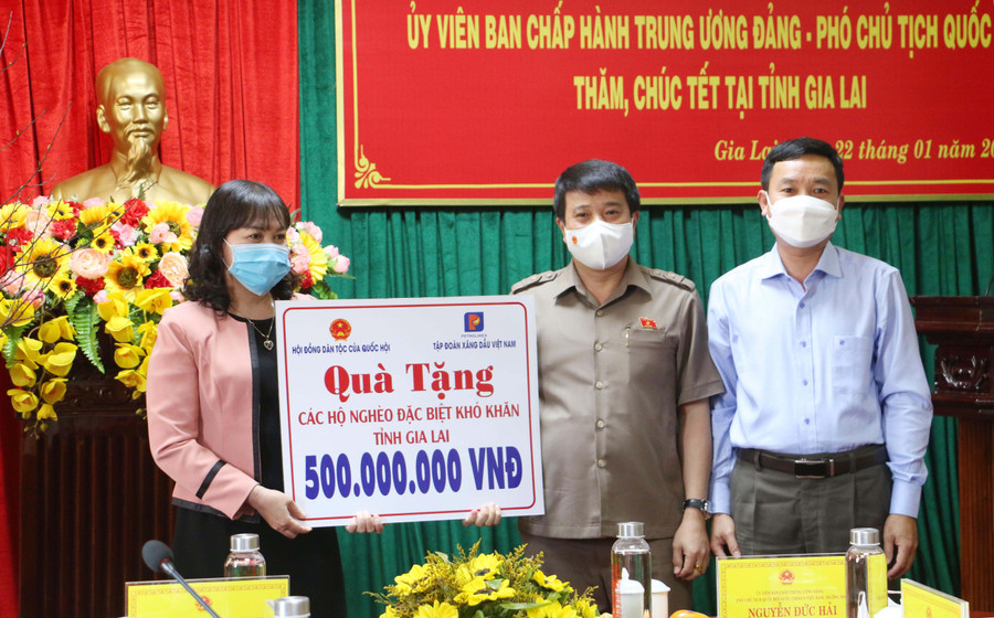Đoàn công tác và đại diện Tập đoàn Xăng dầu Việt Nam trao tặng tỉnh Gia Lai 500 triệu đồng để hỗ trợ người nghèo ăn Tết. Ảnh: Quang Tấn