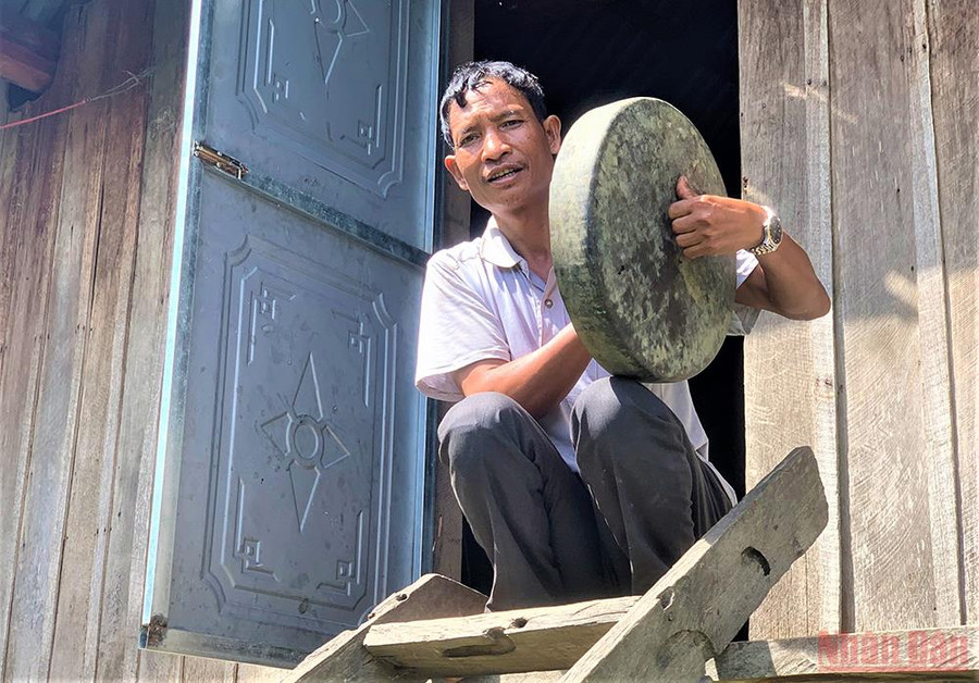 Nhiều gia đình đồng bào M’nông ở buôn M’liêng vẫn còn giữ gìn được nhiều bộ chiêng quý. 