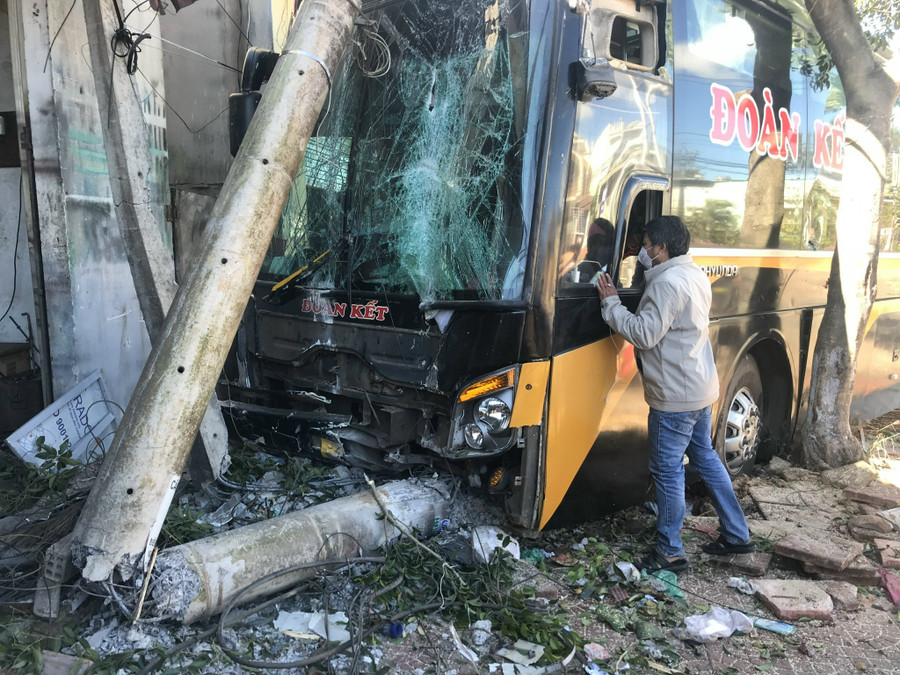 Trụ điện lực bị gãy đổ do xe khách tông. Ảnh: Nguyễn Diệp