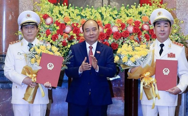 Chủ tịch nước Nguyễn Xuân Phúc trao Quyết định thăng cấp bậc hàm từ Trung tướng lên Thượng tướng đối với Thứ trưởng Bộ Công an Trần Quốc Tỏ và Lương Tam Quang. (Ảnh: Thống Nhất/TTXVN) Chủ tịch nước Nguyễn Xuân Phúc trao Quyết định thăng cấp bậc hàm từ Trung tướng lên Thượng tướng đối với Thứ trưởng Bộ Công an Trần Quốc Tỏ và Lương Tam Quang. (Ảnh: Thống Nhất/TTXVN)