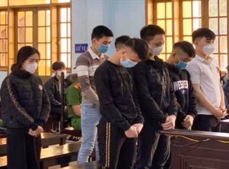 Nhóm đối tượng giết người tại phiên tòa xét xử sơ thẩm. Ảnh: Hoàng Yến