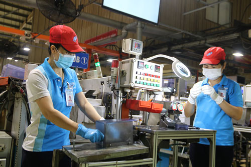 Công nhân Công ty TNHH Maruel Việt Nam an tâm làm việc khi được bảo đảm thưởng Tết Ảnh: Châu Loan