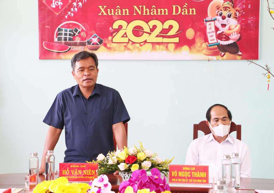 Bí thư Tỉnh ủy Hồ Văn Niên ghi nhận và đánh giá cao những kết quả mà các đơn vị lực lượng vũ trang đứng chân trên địa bàn biên giới đạt được trong năm 2021. Ảnh: Quang Tấn