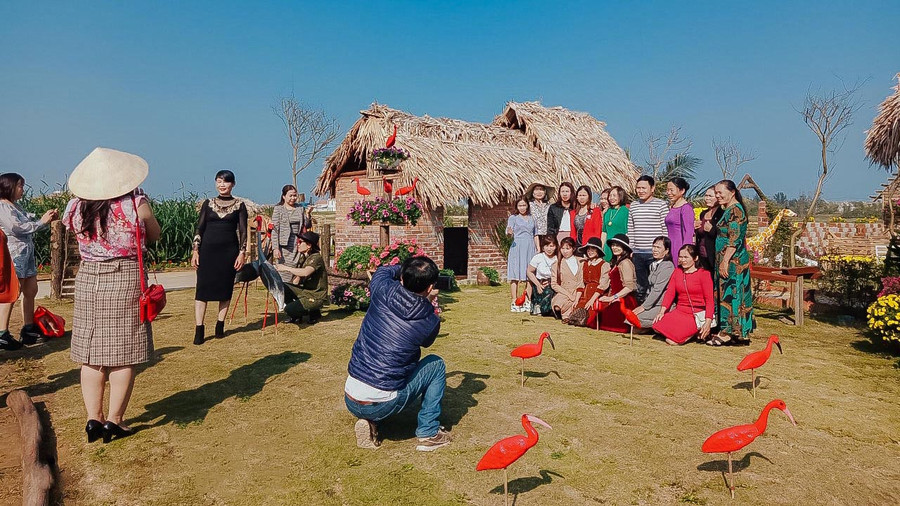 Đông đảo du khách không ngại đường xa đến "sống ảo" tại vườn hoa Phúc Lộc 2. Ảnh: Bá Cường Đông đảo du khách không ngại đường xa đến