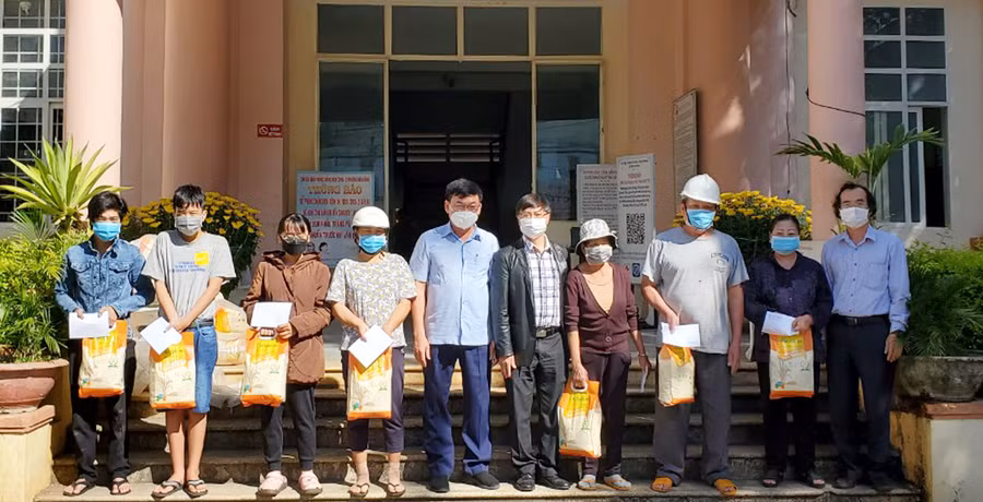 Nhân dịp Tết Nguyên đán Nhâm Dần 2022, Báo Gia Lai tặng 40 suất quà Tết cho bà con nghèo phường Diên Hồng. Ảnh: Sơn Ca