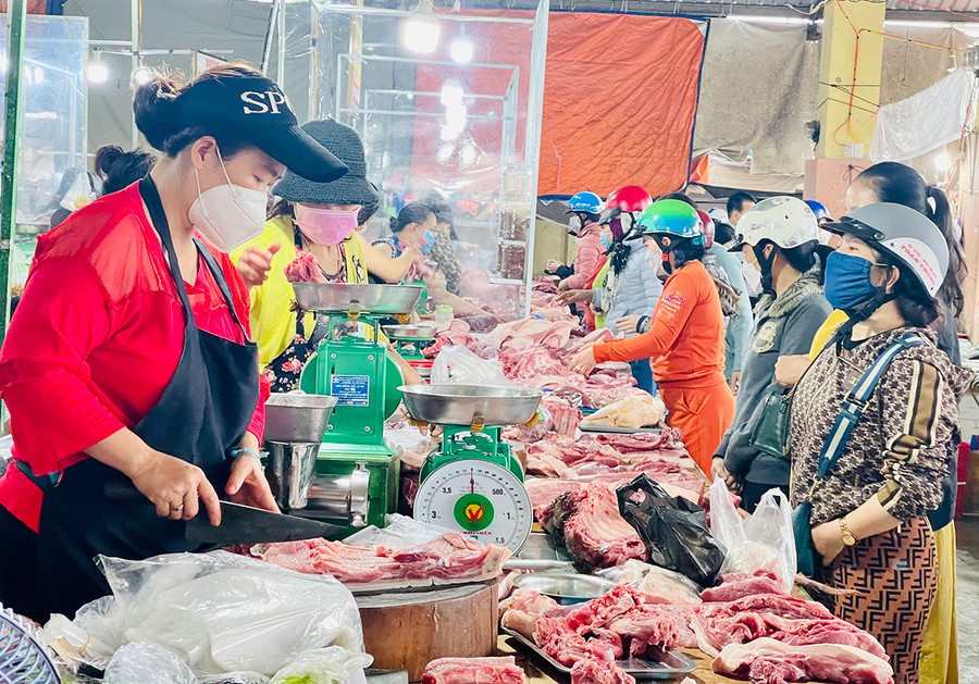 Năm nay, giá thịt heo chỉ tăng nhẹ, từ 5-10 ngàn đồng/kg. Ảnh: Vũ Thảo Năm nay, giá thịt heo chỉ tăng nhẹ từ 5-10 ngàn đồng/kg. Ảnh: Vũ Thảo