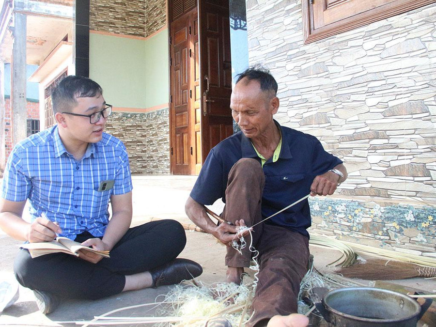Ông Un Kei chia sẻ với phóng viên về những ngày còn ở rừng