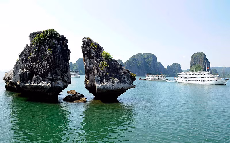 Vẻ đẹp của hòn Trống Mái trên Vịnh Hạ Long. Ảnh: Anh Sơn