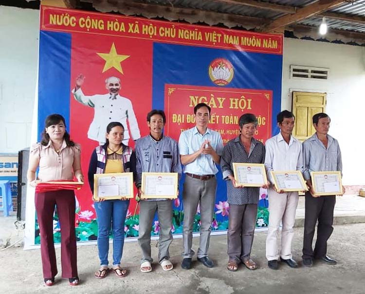 Trao danh hiệu gia đình văn hóa cho các hộ dân ở thôn 2 (xã Hà Tam, huyện Đak Pơ). Ảnh: Nguyễn Hiền Trao công nhận gia đình văn hóa cho các hộ dân ở thôn 2, xã Hà Tam, Đăk Pơ. Ảnh: Nguyễn Tú