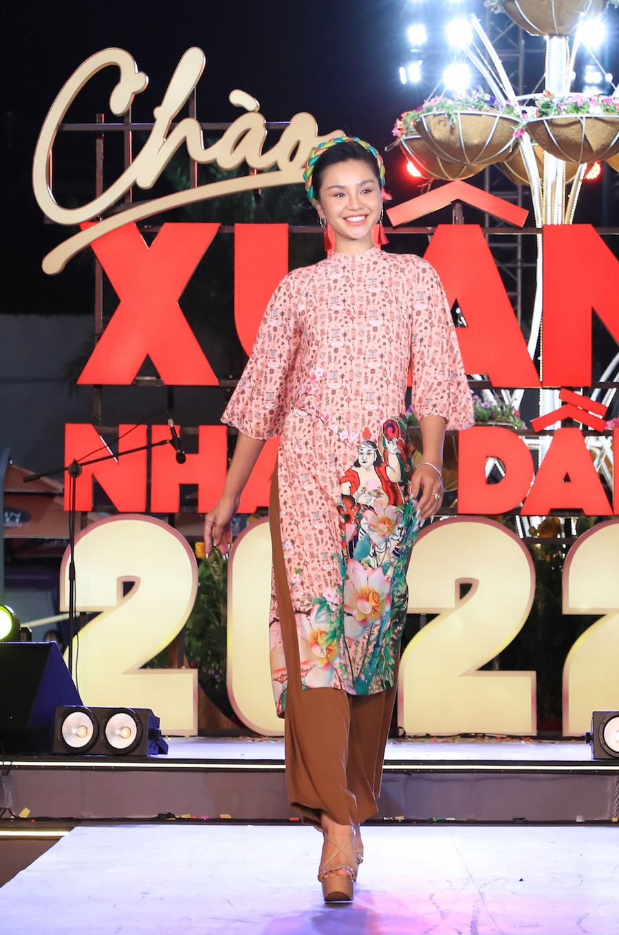 Những thiết kế cách tân, kết nối giữa cái mới và cũ hài hòa để những ai yêu áo dài đều dễ dàng diện lên mình du xuân. Ảnh: Lý Võ Phú Hưng  Những thiết kế cách tân, kết nối giữa cái mới và cũ hài hòa để những ai yêu áo dài đều dễ dàng diện lên mình du xuân