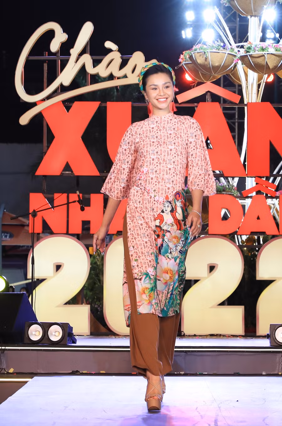  Những thiết kế cách tân, kết nối giữa cái mới và cũ hài hòa để những ai yêu áo dài đều dễ dàng diện lên mình du xuân