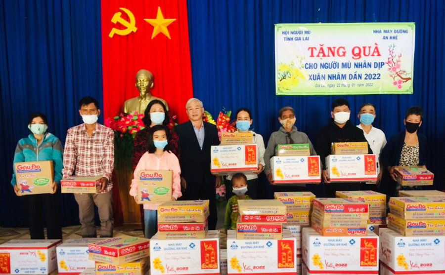 Quang cảnh buổi trao quà cho người mù tại thị xã Ayun Pa. Ảnh: Nguyễn Sinh Quang cảnh buổi trao quà cho người mù tại thị xã Ayun Pa. Ảnh: Nguyễn Sinh