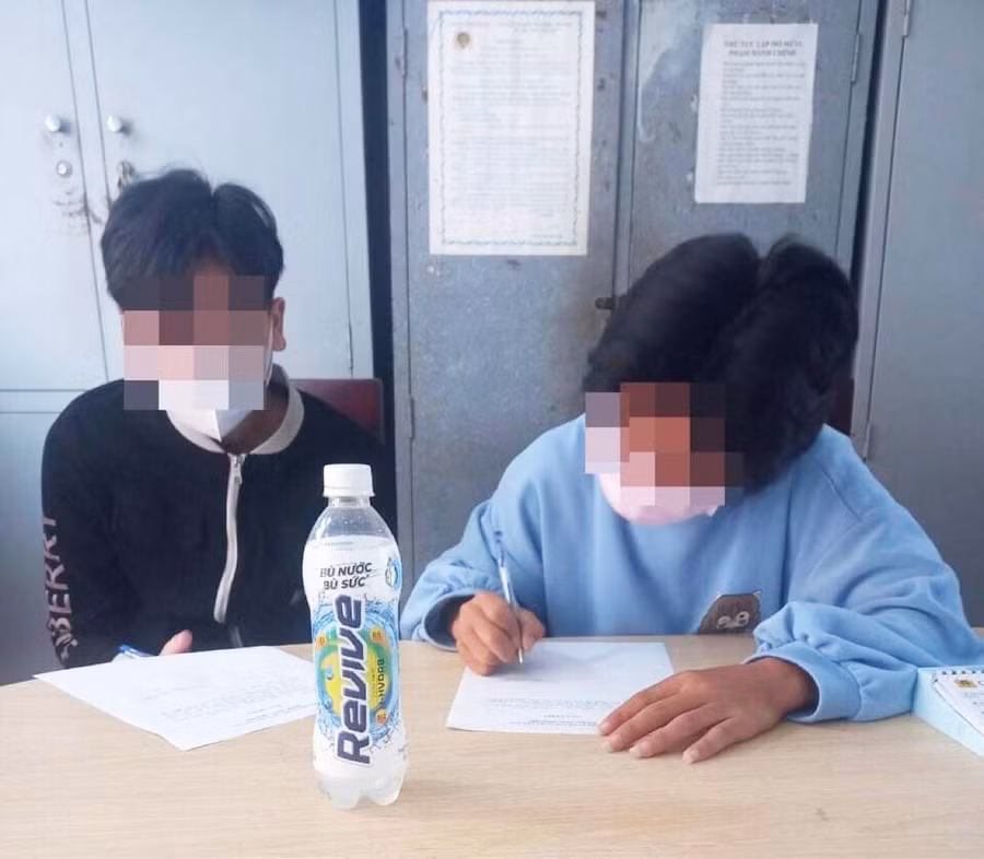 2 trong số 3 học sinh có hành vi quấy nhiễu làm việc tại cơ quan Công an. Ảnh: Lê Văn Ngọc