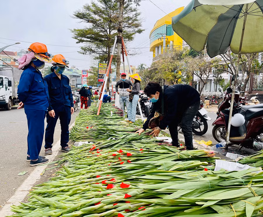 Hoa lay ơn được các nhà vườn bày bán tại đường Lê Lai (TP. Pleiku). Ảnh: Vũ Thảo