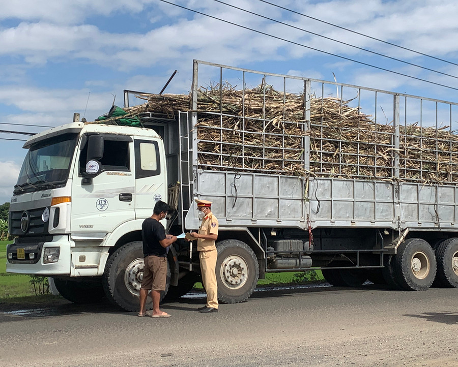 Lực lượng Cảnh sát Giao thông (Công an thị xã Ayun Pa) kiểm tra, nhắc nhở tài xế không chở quá khổ, quá tải khi vận chuyển nông sản. Ảnh: Vũ Chi Lực lượng Cảnh sát Giao thông (Công an thị xã Ayun Pa) kiểm tra, nhắc nhở các tài xế không chở quá khổ, quá tải khi vận chuyển nông sản (Vũ Chi).jpg