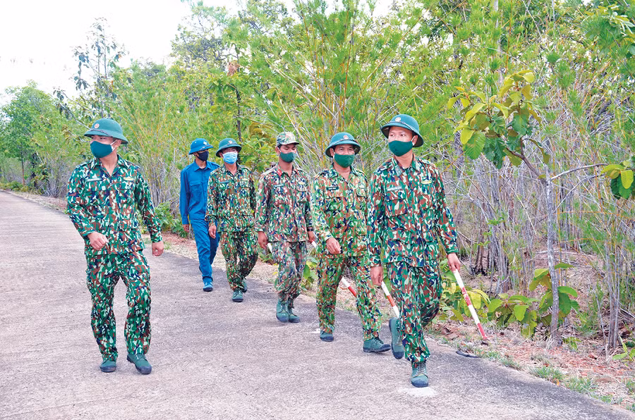  Cán bộ, chiến sĩ chốt phòng-chống dịch số 1 (Đồn Biên phòng Ia Mơr) tuần tra trên đường biên giới. Ảnh: Vĩnh Hoàng
