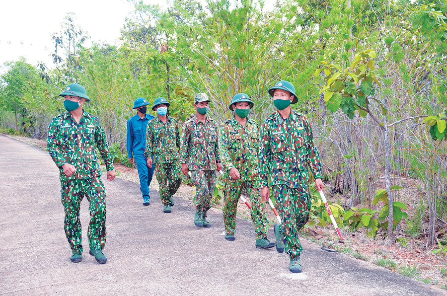 Cán bộ, chiến sĩ chốt phòng-chống dịch số 1 (Đồn Biên phòng Ia Mơr) tuần tra trên đường biên giới. Ảnh: Vĩnh Hoàng Cán bộ, chiến sĩ chốt phòng-chống dịch số 1 (Đồn Biên phòng Ia Mơr) tuần tra trên đường biên giới. Ảnh: Vĩnh Hoàng