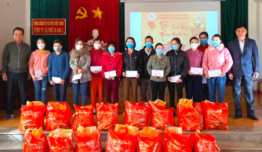 Công ty cà phê Ia Sao 1 tổ chức Chương trình Tết Sum vầy - Xuân bình an và hỗ trợ Tết cho công nhân. Ảnh: Đinh Yến
